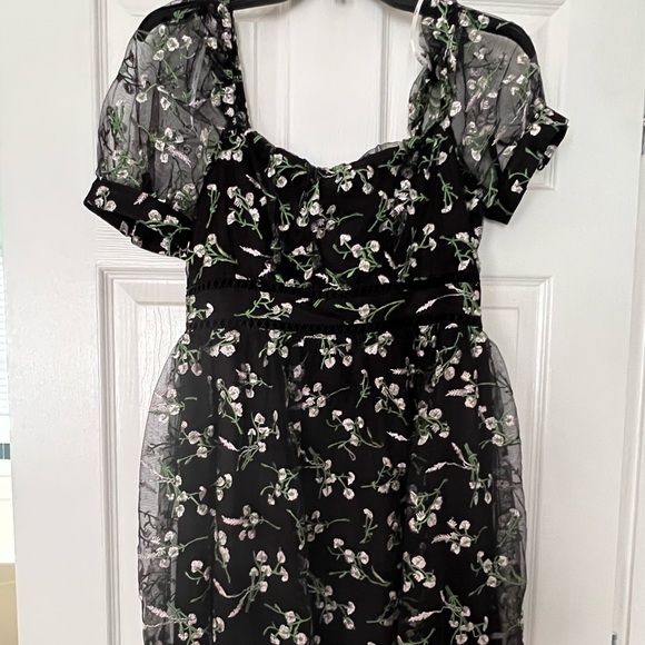 Dresses & Skirts - Cute floral dress made by Lulus. Great quality and only worn once.